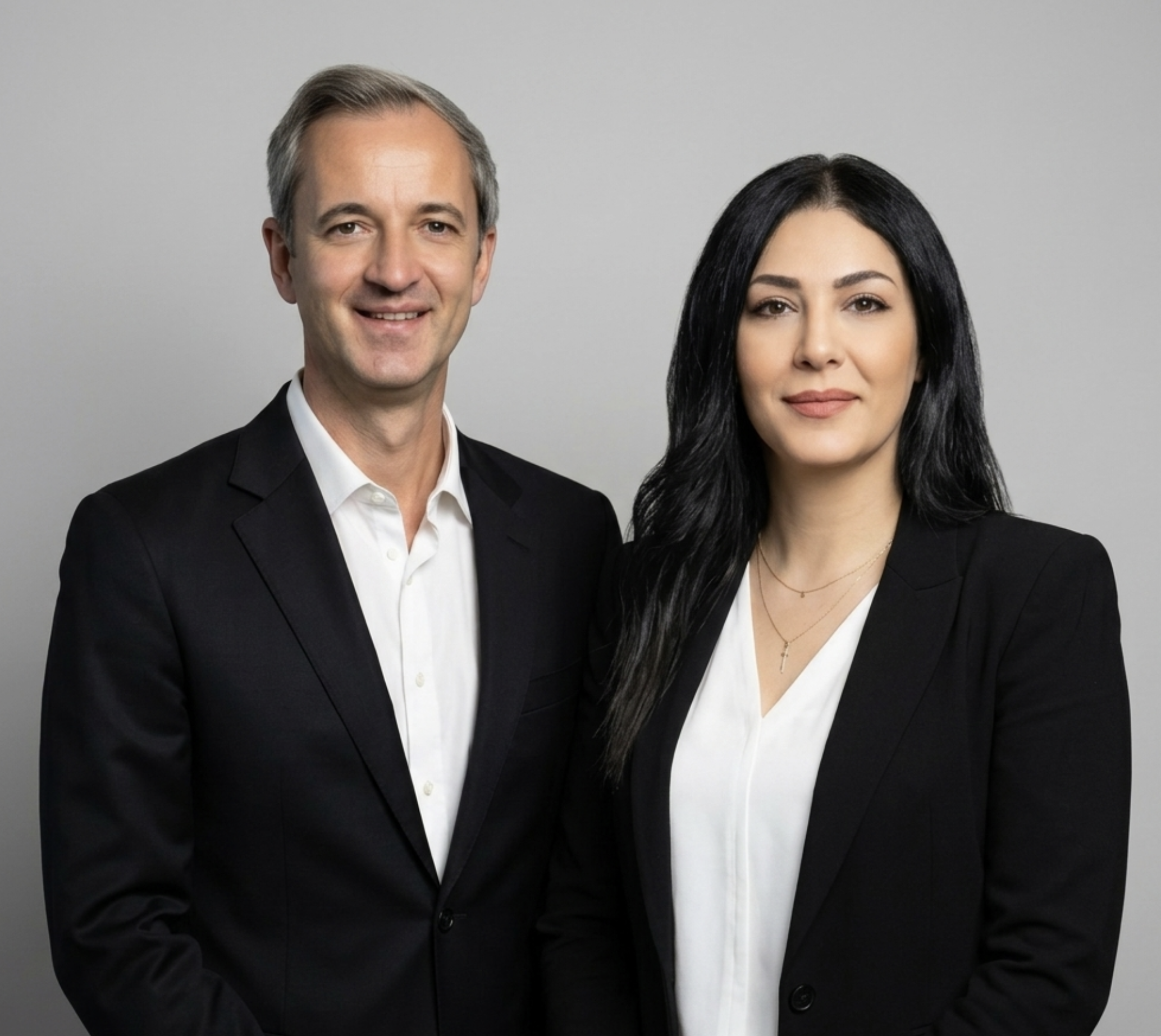 Glückliches Ehepaar vertraut auf Immobilienmakler Muster Immobilien