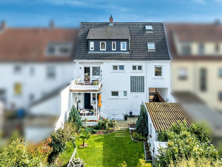 Gartenansicht Hockenheim Zweifamilienhaus Viel Raum zur Entfaltung - Zweifamilienhaus in zentraler Lage von Hockenheim