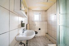 Badezimmer OG Raum f�r Ideen: Zweifamilienhaus mit Entwicklungspotenzial
