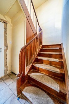 Treppenhaus Raum f�r Ideen: Zweifamilienhaus mit Entwicklungspotenzial