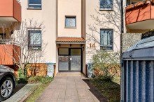 Hauseingang �ber den D�chern in Seen�he - charmante DG-Wohnung mit Erker