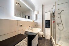 Badezimmer Sofort bezugsfertig - Charmante 2-Zimmer-Dachgeschosswohnung mit Stil