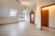 Wohnzimmer �ber den D�chern in Seen�he - charmante DG-Wohnung mit Erker