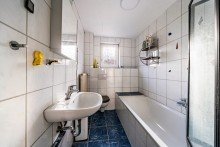 Badezimmer EG Raum f�r Ideen: Zweifamilienhaus mit Entwicklungspotenzial