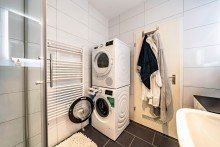 Badezimmer Sofort bezugsfertig - Charmante 2-Zimmer-Dachgeschosswohnung mit Stil