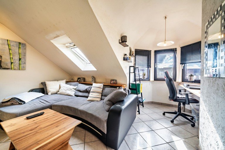 Wohnzimmer Mannheim Dachgeschosswohnung �ber den D�chern in Seen�he - charmante DG-Wohnung mit Erker