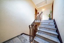 Treppenhaus �ber den D�chern in Seen�he - charmante DG-Wohnung mit Erker